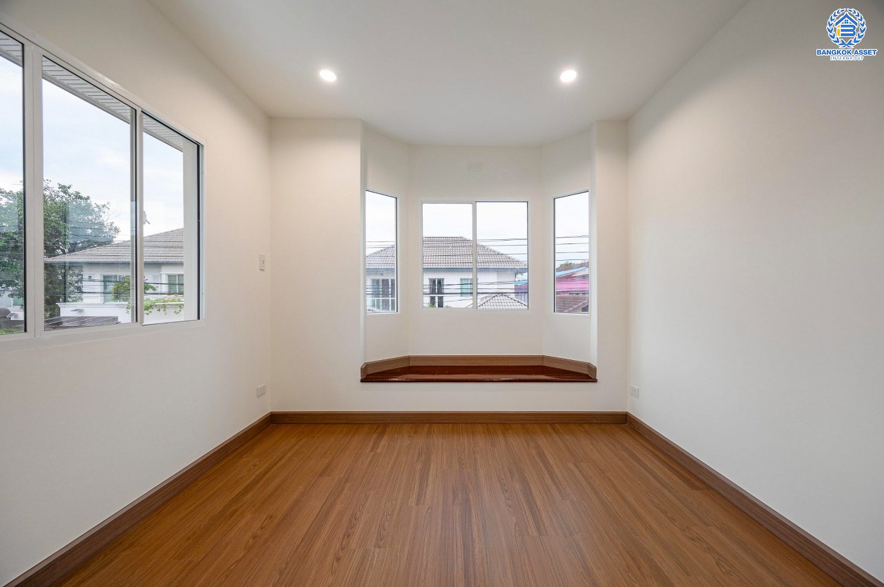 บ้านมือสองตกแต่งใหม่ โครงการ ชวนชื่นโมดัส แจ้งวัฒนะ เนื้อที่ 51.6 ตร.ว. ฟังก์ชัน 3 ห้องนอน 3 ห้องน้ำ จอดรถได้ 2 คัน รองรับทุกการอยู่อาศัย บนทำเลเดินทางเข้า-ออกเมืองสะดวก เชื่อมต่อถนนเลี่ยงเมืองปากเกร็ด, ถนนแจ้งวัฒนะ, ถนนติวานนท์ ใกล้รถไฟฟ้าสายสีชมพู "สถานีเลี่ยงเมืองปากเกร็ด" ทางด่วน "แจ้งวัฒนะ" และเซ็นทรัล แจ้งวัฒนะ